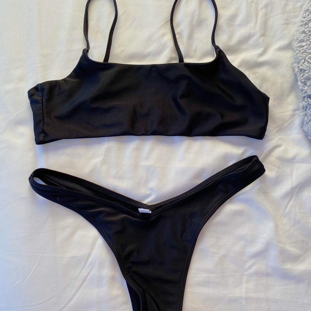 Black cheeky bikini set